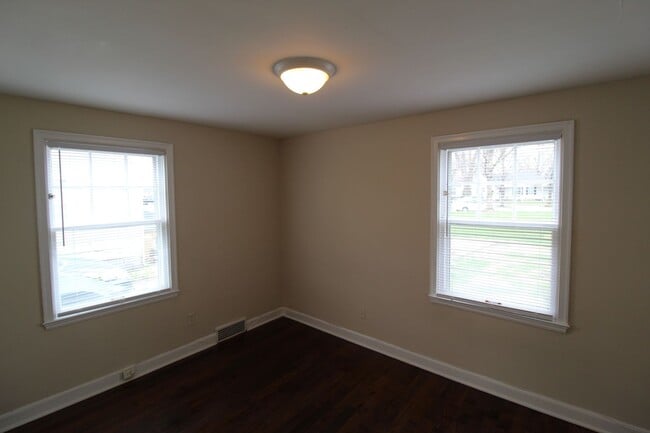 Building Photo - February FREE On This One Bedroom Duplex in North Kansas City