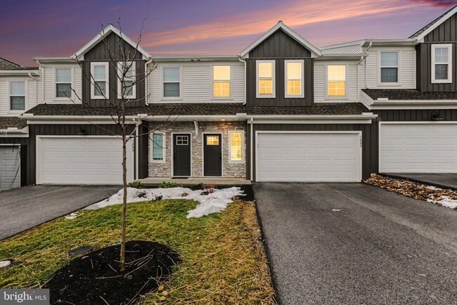 Building Photo - 7867 Oakbrook Dr