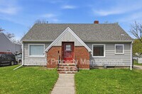 Building Photo - 1221 5th St S