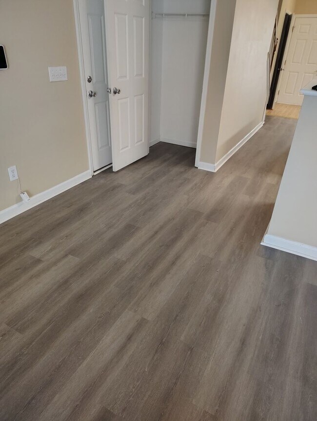 Building Photo - Spacious 4 Bedroom 2.5 Baths-New Carpet and LVP Flooring!