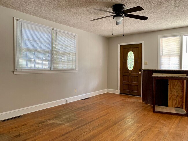 Building Photo - 608 Willard Pl