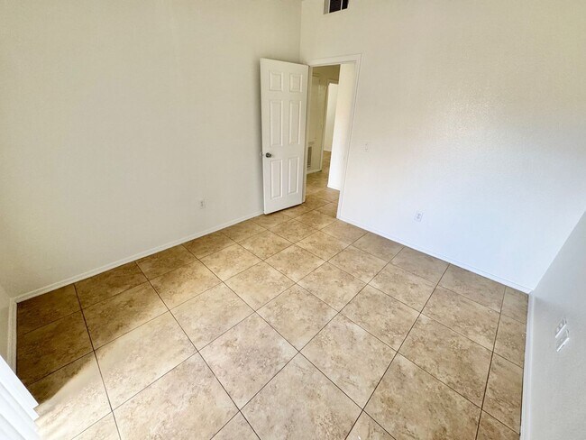 Building Photo - SPACIOUS 3 BEDROOM, 2 BATHROOM UPGRADED CO...
