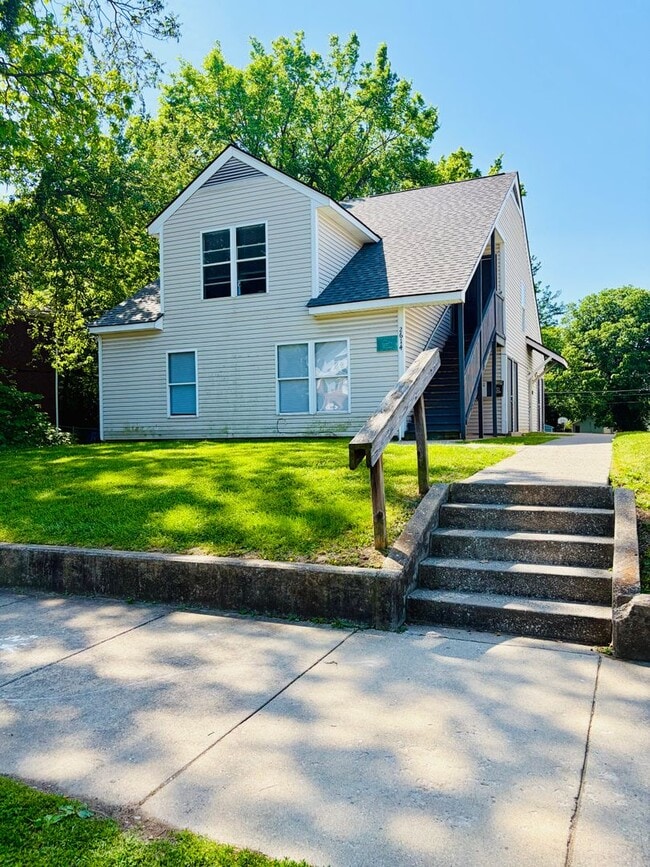Building Photo - Updated Two Bedroom Apartment in Portland now available! *Section 8 accepted*
