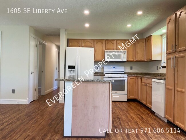 Building Photo - Bright & Spacious 3BR/2BA Home with Ample ...