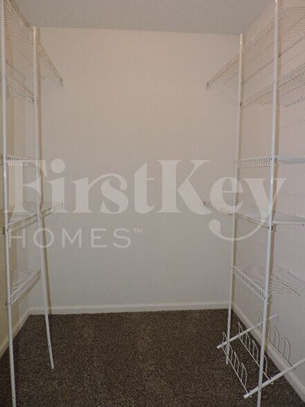 Building Photo - 8601 Thorncliff Fairway