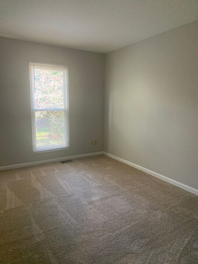 Building Photo - 3 BR/2 BA townhouse with neighborhood pool...