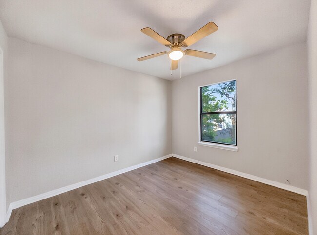 Building Photo - 512 Landview Dr