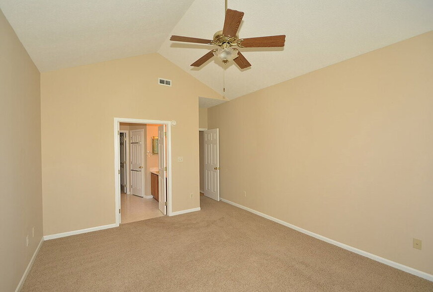 Building Photo - 10299 Lakeland Dr