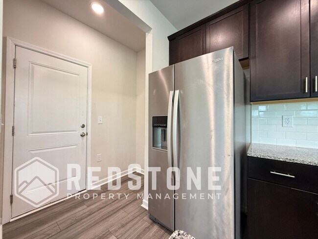 Building Photo - 919 Crow Br Dr
