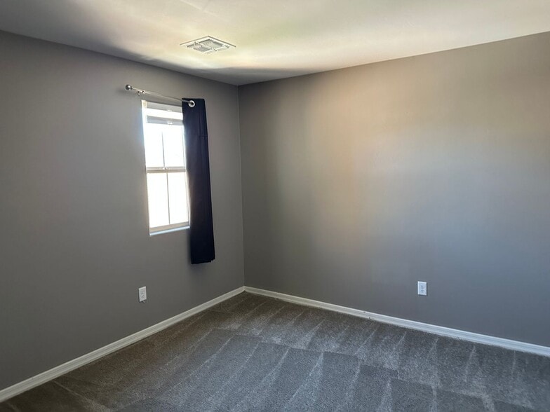 Building Photo - 1445 W Locke Dr