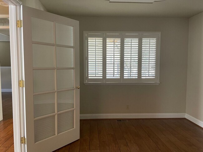 Building Photo - 3 bedroom, 3 bath, entertainment room, lib...