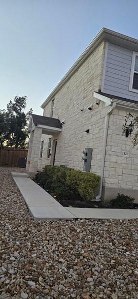 Building Photo - 1527 Fenton Hill Dr