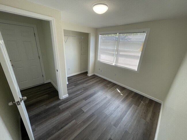 Building Photo - 617 Lakehurst St