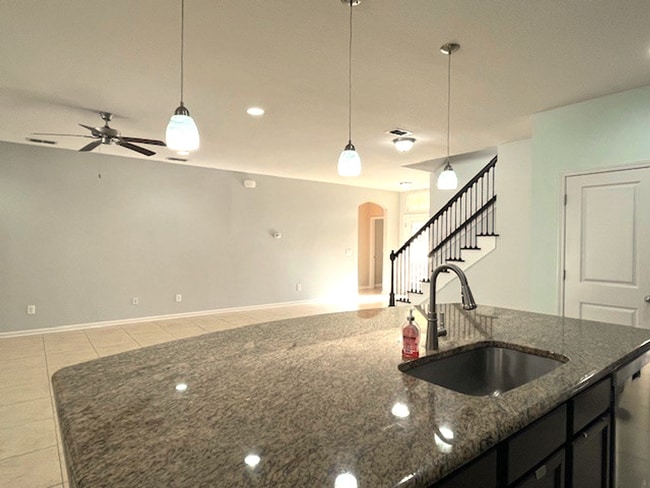 Building Photo - Well Appointed 4/3  Dreamfinders Home