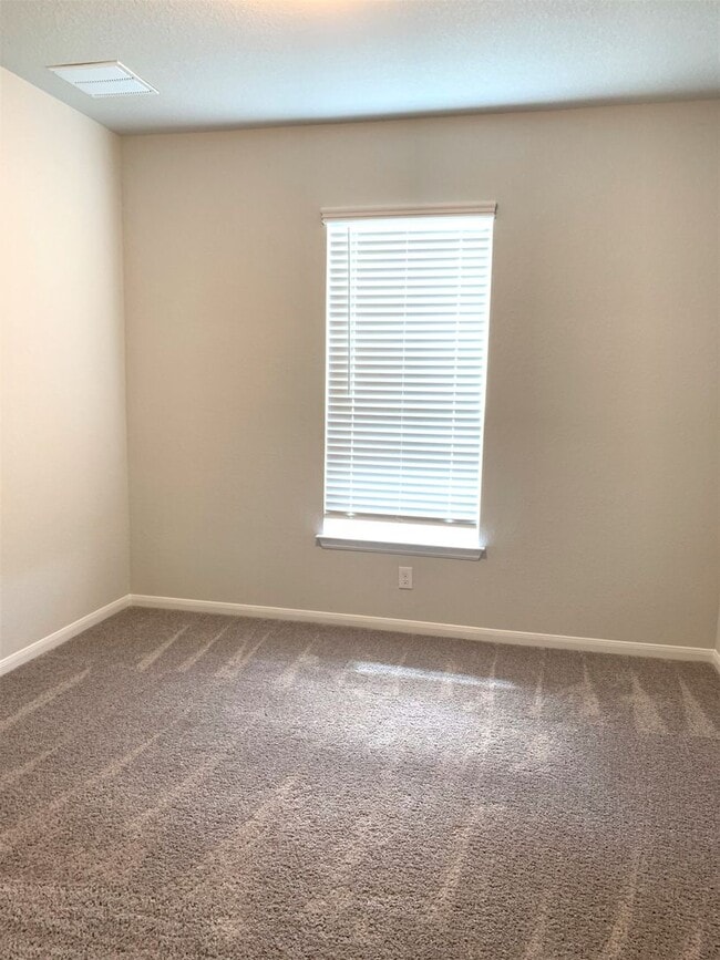 Building Photo - Large Single Level 4-bedroom in Oak Creek ...