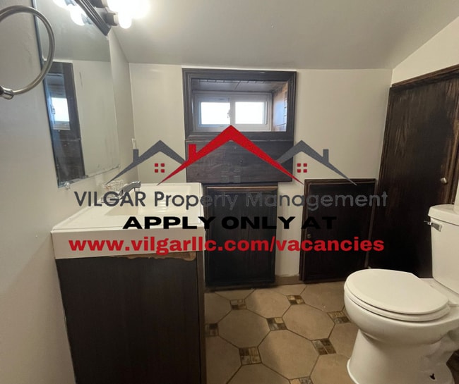 Building Photo - Step into comfort and style in this beauti...