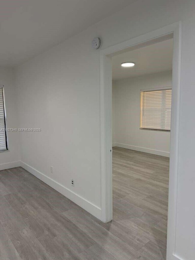 Building Photo - 10020 Winding Lake Rd