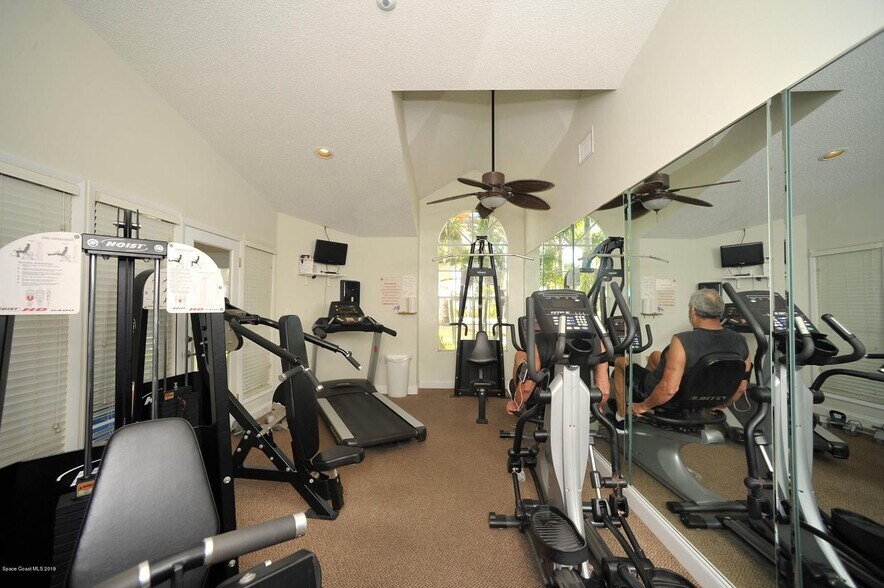 Building Photo - 1801 Island Club Dr