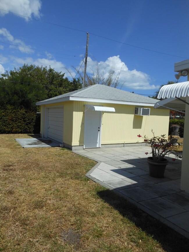 Building Photo - CHARMING 2 BEDROOM, 1 BATH HOME 3 BLOCKS F...