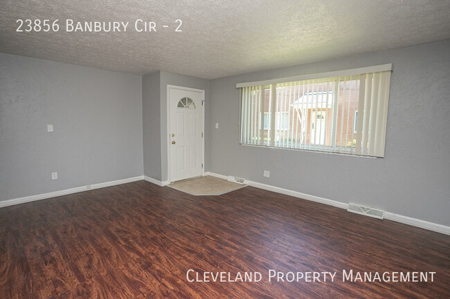 Building Photo - Updated 3 Bedroom Banbury Condo