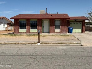 Building Photo - 955 Versailles Dr