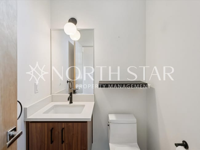 Building Photo - Contemporary Stunner in North East Portland