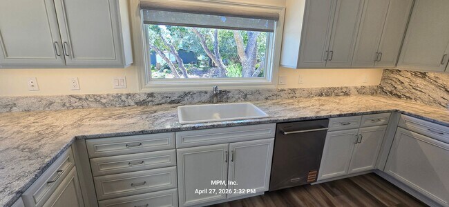 Building Photo - large custom home with peek a boo ocean views
