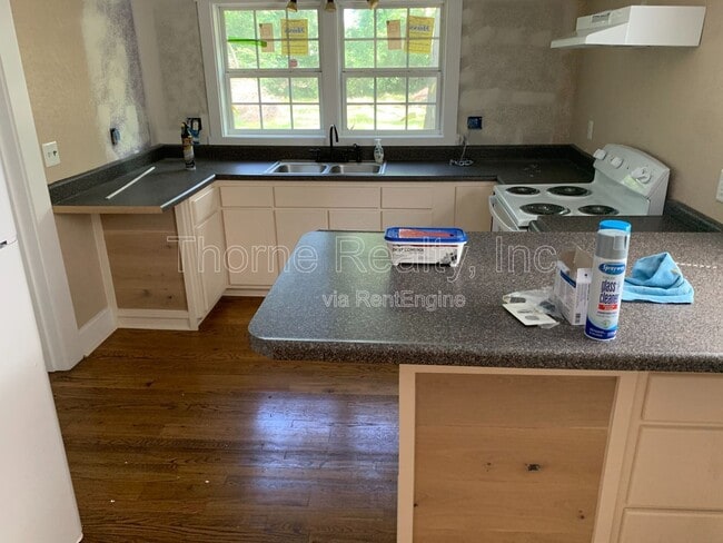 Building Photo - 813 Clark St