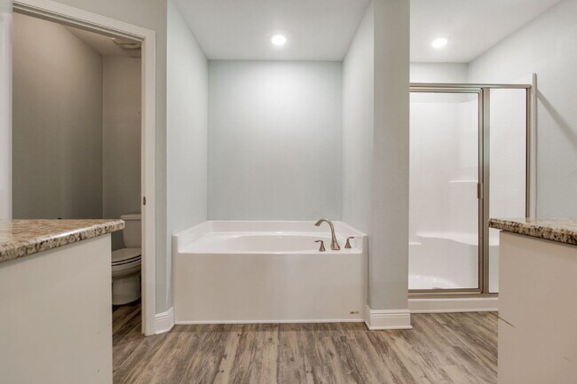 Building Photo - Spacious 4-Bedroom / 3 Bathroom + Office c...
