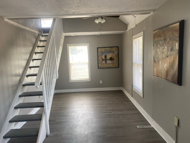 Building Photo - Very attractive 2BR 1/2 duplex