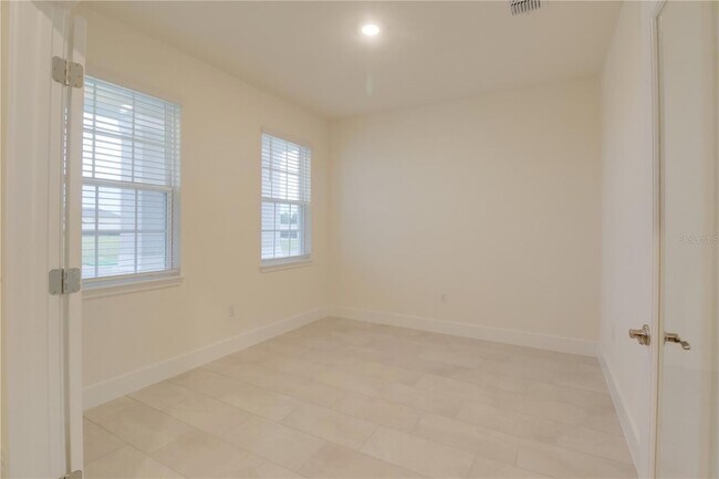 Building Photo - 5212 SW 40th Cir