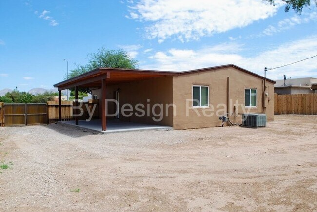 Building Photo - Recently Updated - 3 Bed 2 Bath - Large Ga...