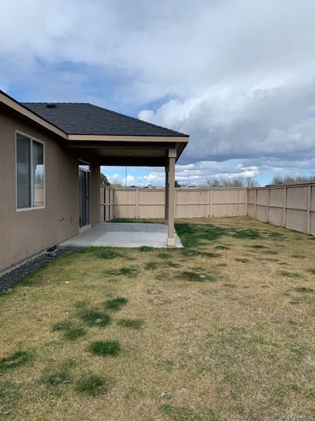 Building Photo - 3 bd. 2 bath Rambler Available November 10!