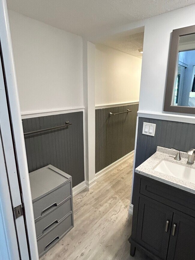 Building Photo - Updated 1 Bed/1.5 Bath Near the Beach! Great Amenities