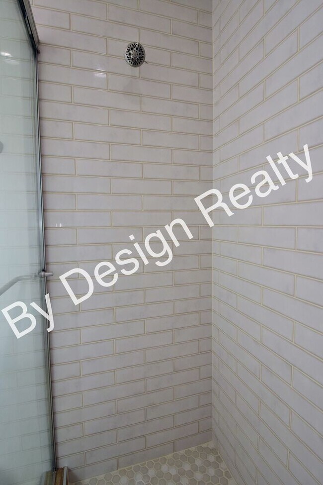 Building Photo - Contemporary 1 Bed 1 Bath with Beautiful Finishes, Private Yard & Off-Street Parking