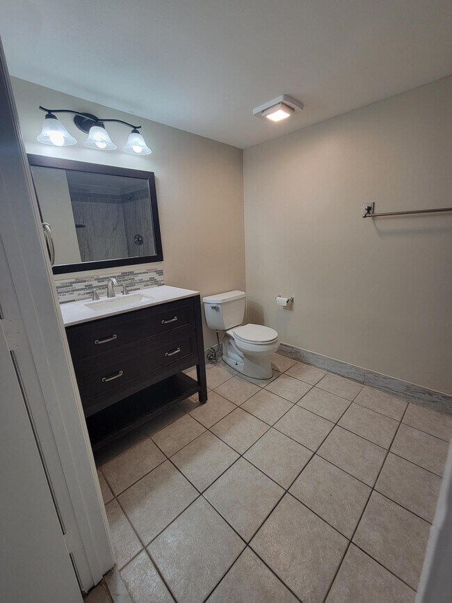 Building Photo - 1400 Crestwood Ct S