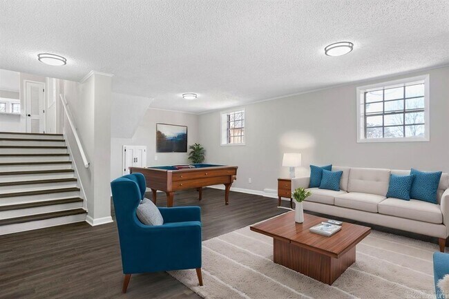 Building Photo - 2014 W Lakeview