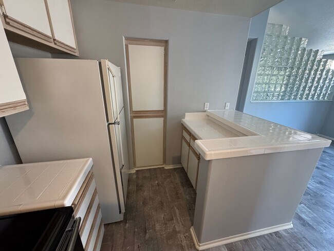 Building Photo - Bright & Spacious 1 Bedroom Apartment in T...