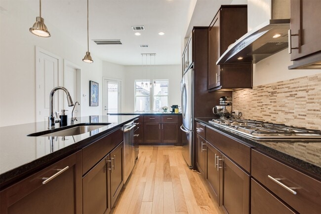 Building Photo - 5429C Hidalgo St