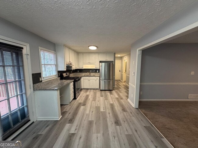 Building Photo - 212 Regal Way W