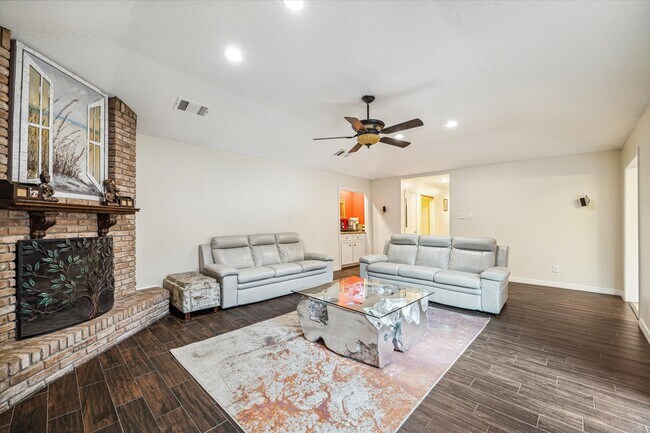 Building Photo - 910 Coachlight Dr