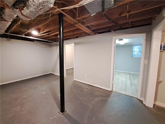 Building Photo - 844 Chandler Dr SW