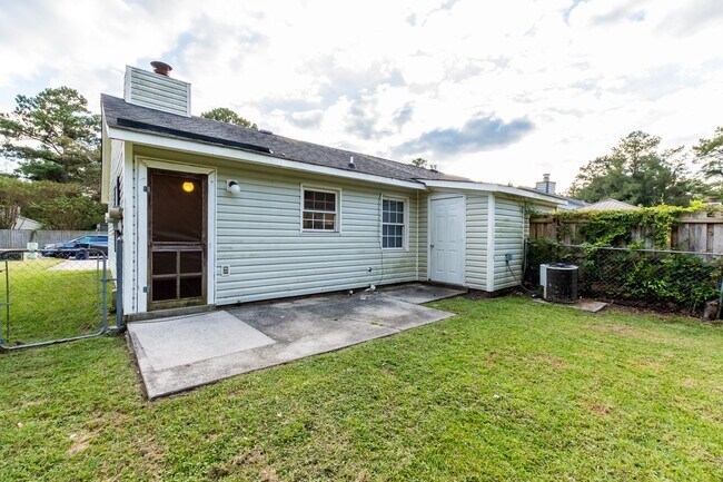 Building Photo - 139 Village Cir