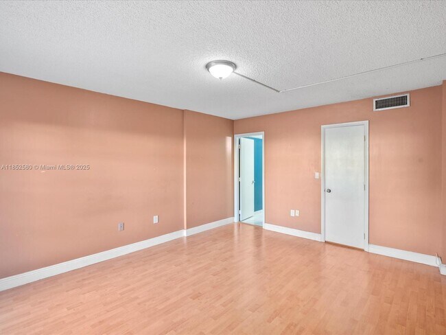 Building Photo - 4172 Inverrary Dr