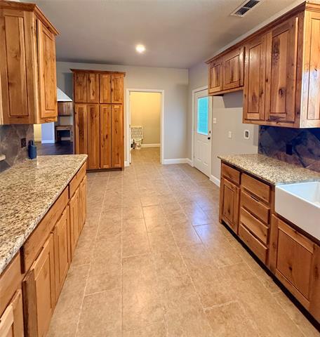 Building Photo - 910 E 3rd St