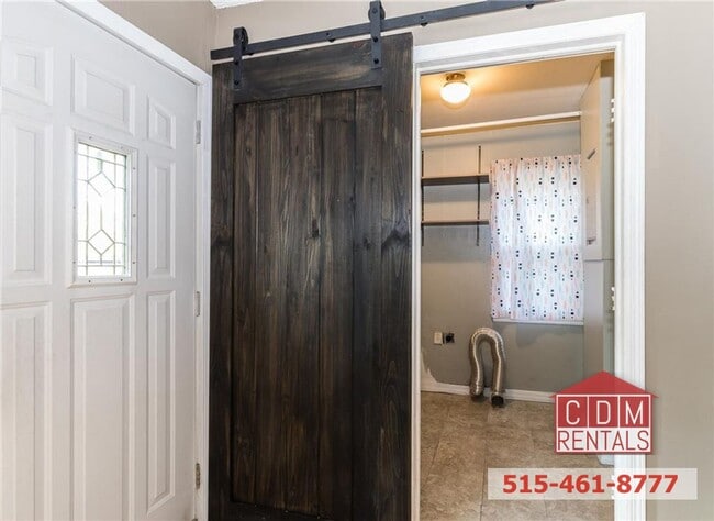 Building Photo - Cozy DSM Home near Merle Hay