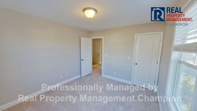 Building Photo - Spacious Home with Fenced Yard
