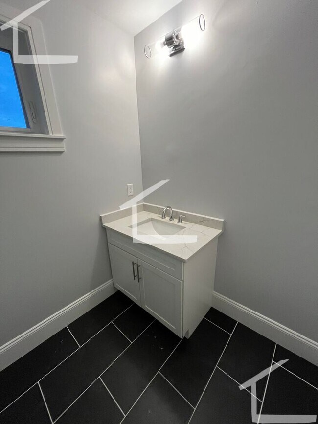 Building Photo - Brighton 3 bed 2 bath....