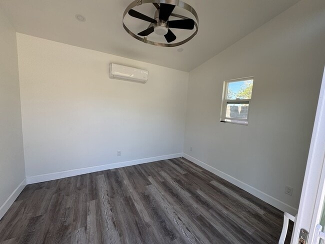 Building Photo - Mid Century and Mountain Views