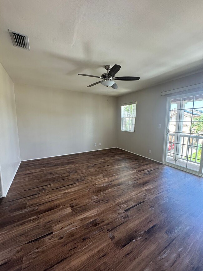 Building Photo - Beautiful 3 Bedroom with 2.5 Bathroom Home...